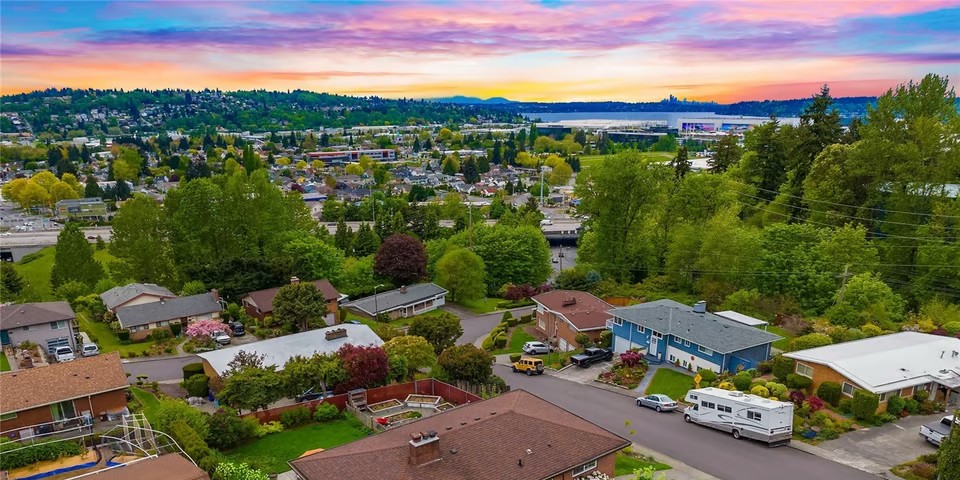 Neighborhood street and homes in Renton, Washington near the lake